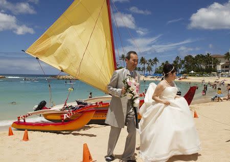 Una pareja japonesa se casa en Hawaii. Foto de Reuters.