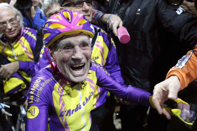 105-year-old man sets cycling record