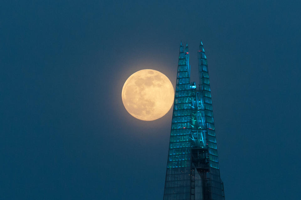 A super moon, also called full pink moon, rises above central London on 07 April, 2020 in London, England. The April supermoon is the biggest and brightest in 2020 as it's orbit is at its closest distance from the Earth at around 357,042 km. (Photo by WIktor Szymanowicz/NurPhoto via Getty Images)