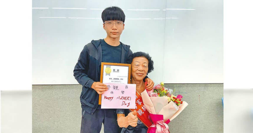 87歲李鄭阿珠（右）17年來承擔起照顧3名孫子的責任，5日收到孫子李家杰（左）親手做的卡片感動不已。（圖／吳佩蓉攝）