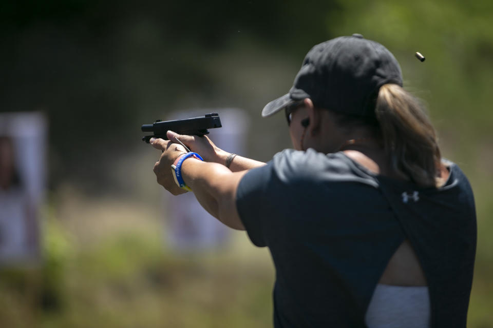 Mandi, una maestra de una escuela rural, asiste a un campo de entrenamiento de tres días para manejar armas y una situación con un tirador en activo en Rittman, Ohio, el 22 de junio de 2022. (Maddie McGarvey/The New York Times)