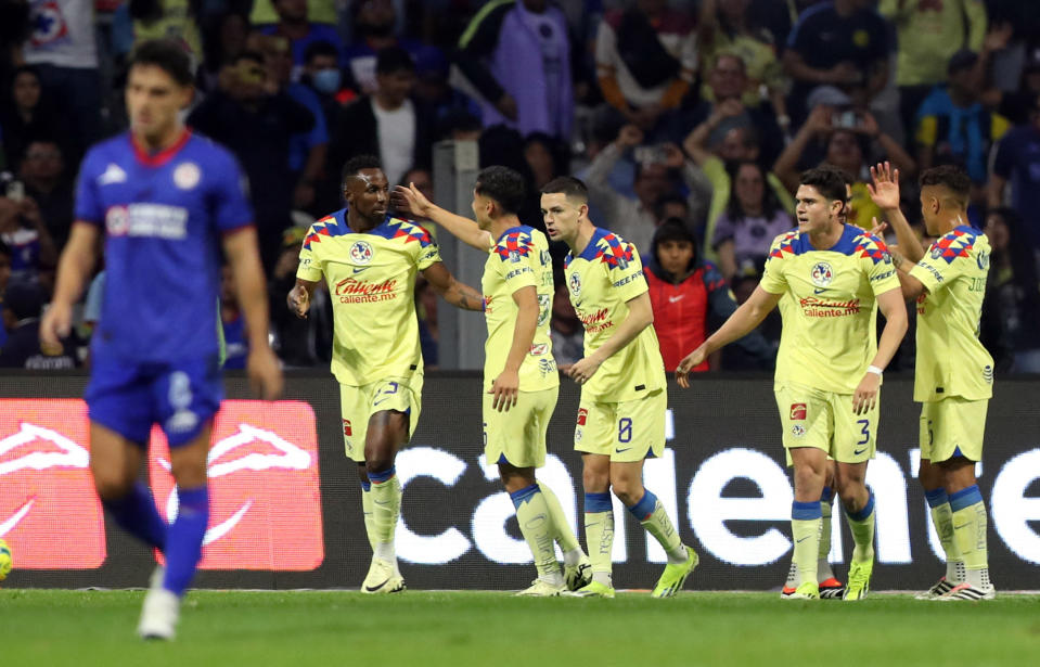 Julian Quiñones del América celebra el primer gol con sus compañeros. Liga MX - América v Cruz Azul - Estadio Azteca, Ciudad de México, México - 24 de febrero de 2024 (REUTERS/Raquel Cunha)