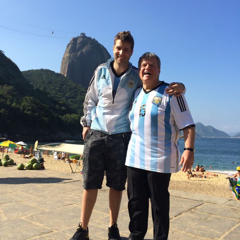 Con su hijo: Juan y Jorge Cyterszpiler, en Brasil: la camiseta de la Selección, siempre presente