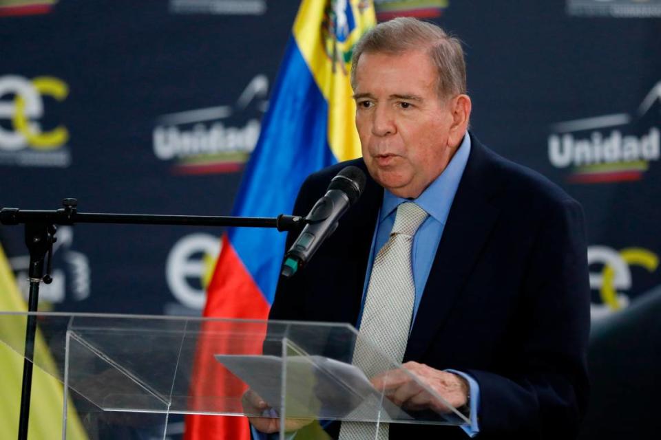 Edmundo González Urrutia, candidato de la oposición en las próximas elecciones presidenciales, habla en un evento organizado por el partido Encuentro Ciudadano el 16 de mayo de 2024 en Venezuela, Caracas.