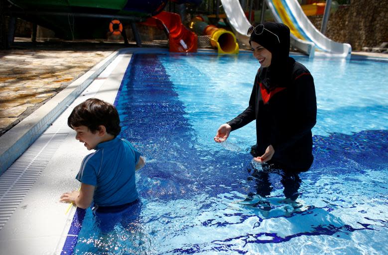 <p>Las piscinas para mujeres cuentan con guardias de seguridad, grandes paneles y nadie puede acceder con el móvil o una cámara.<br>Foto: REUTERS </p>