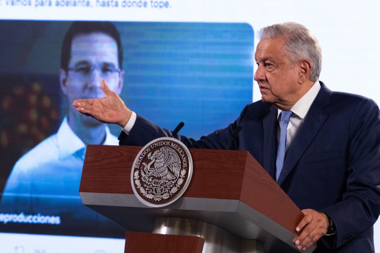 CIUDAD DE MÃ‰XICO, 23AGOSTO2021.- AndrÃ©s Manuel LÃ³pez Obrador, Presidente de MÃ©xico, durante la conferencia matutina en Palacio Nacional, al inicio de su exposiciÃ³n seÃ±alÃ³ que no habÃ­a sido un buen fin de semana en referencia a las vÃ­ctimas mortales por el paso del huracÃ¡n Grace y la explosiÃ³n en una plataforma de Pemex. Lo acompaÃ±o Ricardo Sheffield Padilla, director de Profeco.
FOTO: MOISÃ‰S PABLO/CUARTOSCURO.COM