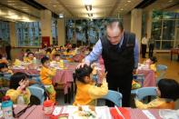「大鵬爺爺」31日在國防部聯合餐廳與小朋友們會餐，逐桌關心他們用餐狀況。（軍聞社記者李忠軒攝）