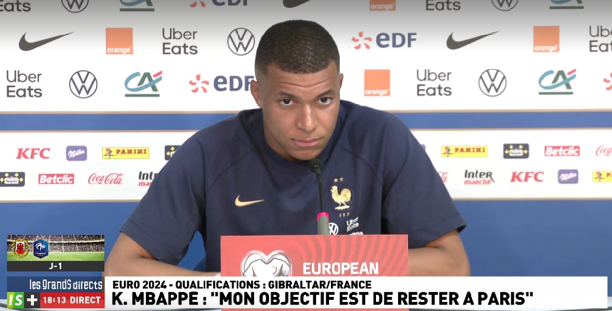 Le capitaine de l’Équipe de France, Kylian Mbappé, a remis les pendules à l’heure ce jeudi 15 juin en conférence de presse : contrairement à ce que disent les rumeurs, il restera bien au PSG la saison prochaine. 