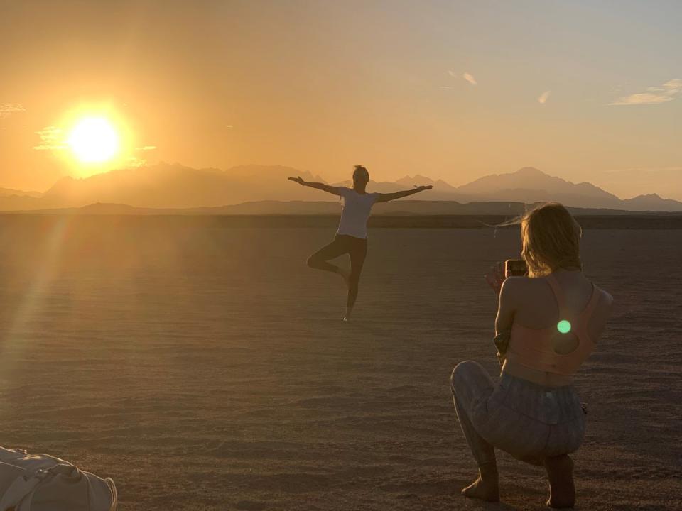 El yoga al atardecer no tiene por qué costarle la tierra (Andrew Eames)