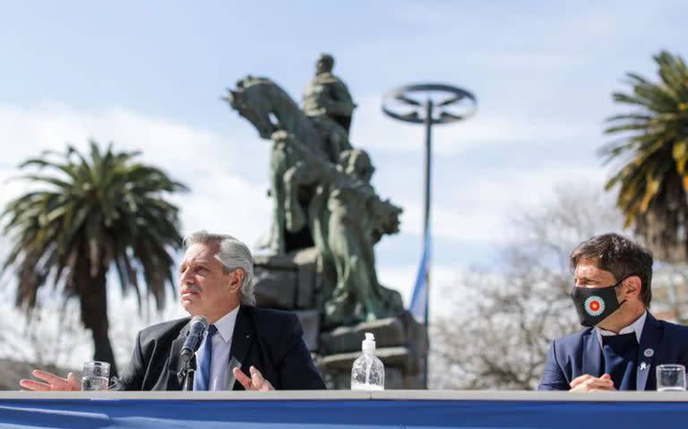 Alberto Fernández y Axel Kicillof en el acto del 17 de agosto, cuando anticipó el cambio en los billetes