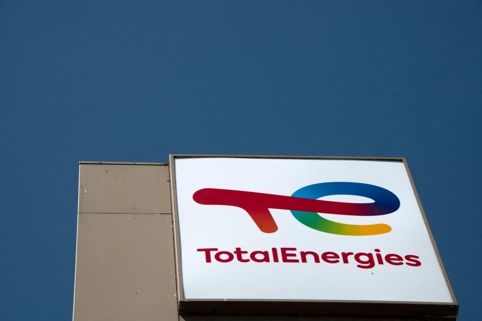 <p>El grupo empresarial francés TotalEnergies, dedicado al sector petroquímico y energético y presente en más de 130 países, aparece en el puesto 13 de la lista con un valor de 138.200 millones de euros. (Foto: Astrid Vellguth / AFP / Getty Images). </p> 