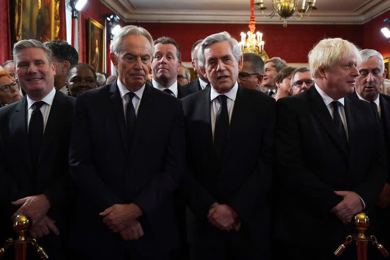 De izquierda a derecha, el líder laborista Sir Keir Starmer, los ex Primeros Ministros Tony Blair, Gordon Brown y Boris Johnson antes de la ceremonia del Consejo de Adhesión en el Palacio de St James, Londres, Londres, sábado 10 de septiembre de 2022, donde el Rey Carlos III es formalmente proclamado monarca. (Kirsty O'Connor/Pool Photo vía AP)