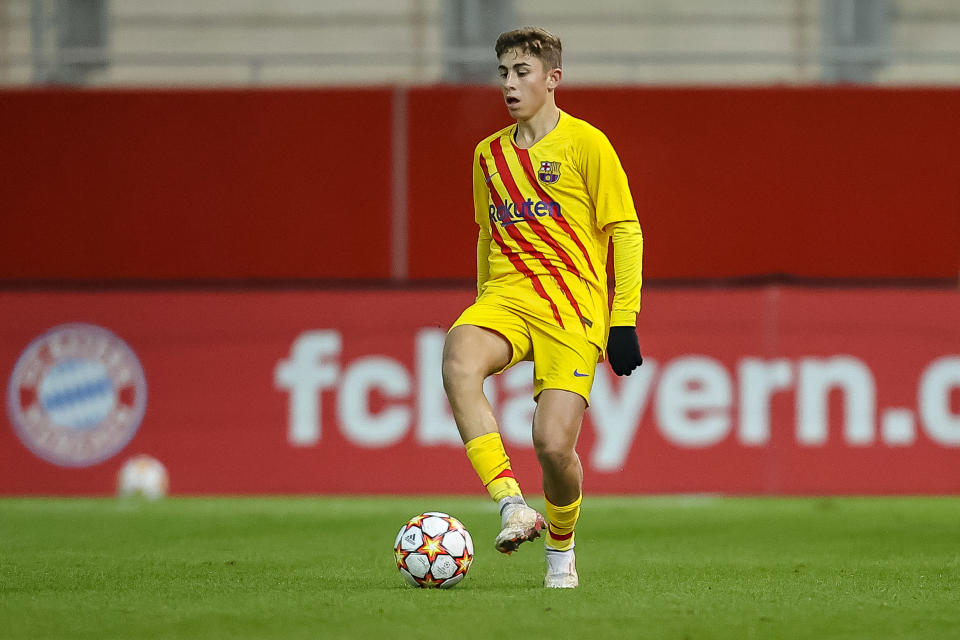 Fermín López jugando un partido de la Youth League con el Barcelona. (Foto: Roland Krivec / DeFodi Images / Getty Images).