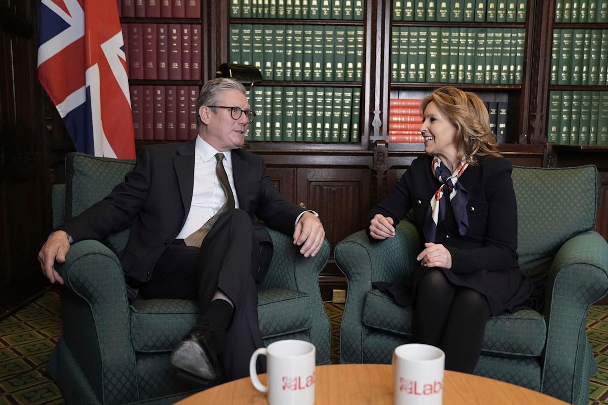 Menteri Utama Inggris Sunak menderita pukulan lebih lanjut ketika seorang anggota parlemen konservatif lainnya beralih ke Partai Buruh.