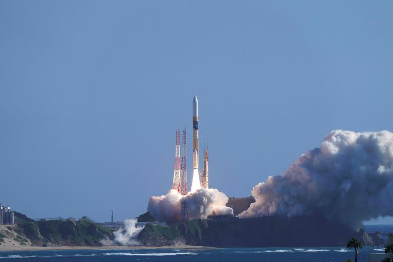 El despegue desde el Centro Espacial de Tanegashima, en la isla de Tanegashima, prefectura de Kagoshima, de un cohete H-IIA que transporta una pequeña sonda de superficie lunar y otros objetos.  (Foto de Handout / JAPAN AEROSPACE EXPLORATION AGENCY (JAXA) / AFP)