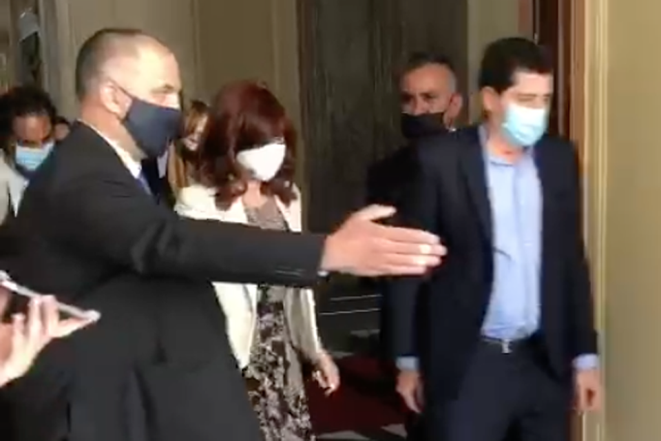 Cristina Kirchner estuvo cinco minutos en la capilla ardiente donde se realiza el velatorio de Diego Armando Maradona