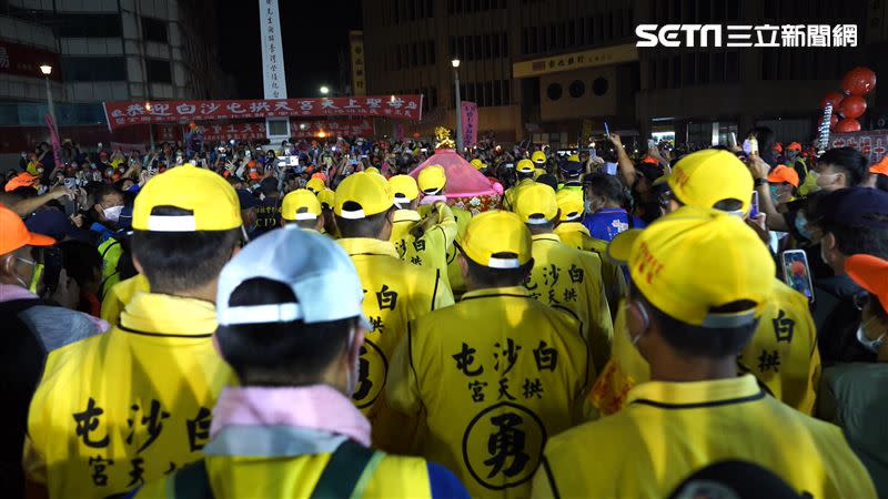 白沙屯媽祖回鑾深夜裡還是很多信眾一起送媽祖離開北港(圖/寶島神很大）