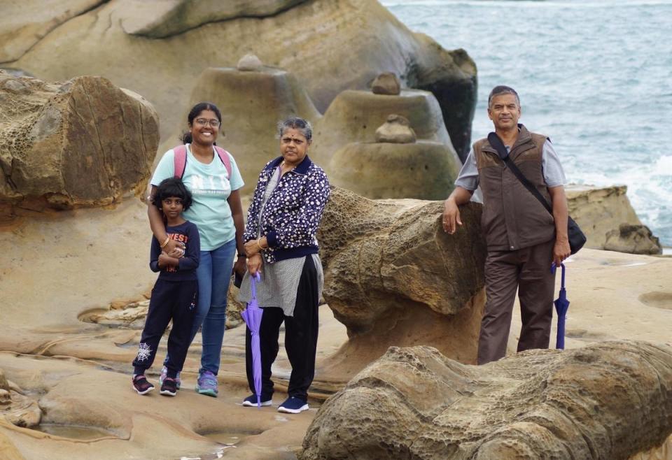 吉塔與家人暢遊北海岸。（移民署提供）