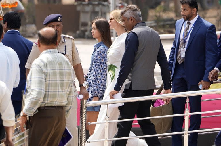 Ivanka Trump, al llegar a Jamnagar, India, pata la preboda. (AP/Ajit Solanki)