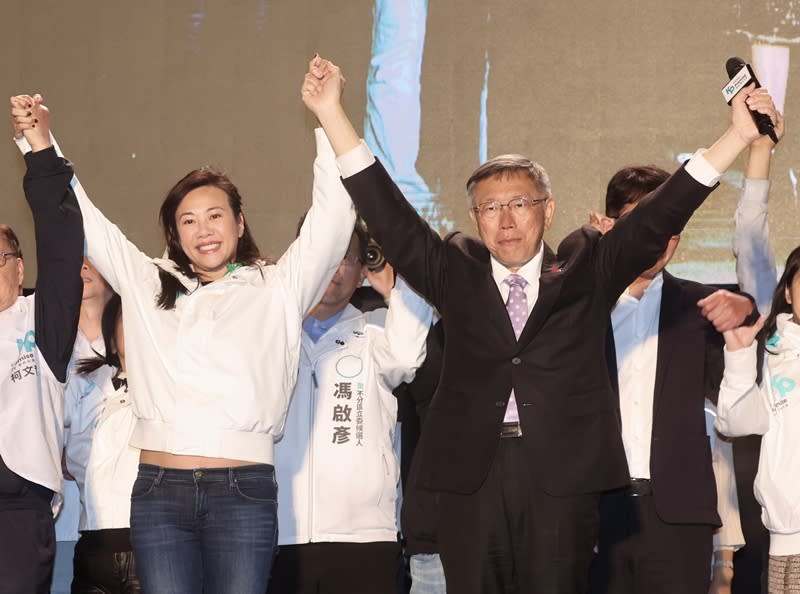 台灣民眾黨總統、副總統候選人柯文哲（前右）、吳欣盈（前左）13日晚間在新北市新莊競選總部宣布敗選，柯文哲感謝支持者一路相挺，也喊話不會氣餒。（中央社）
