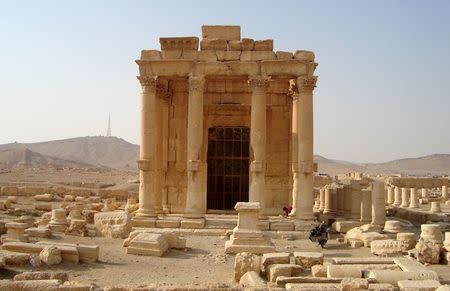 A general view shows the temple of Baal Shamin in the historical city of Palmyra, Syria October 26, 2009. REUTERS/Stringer