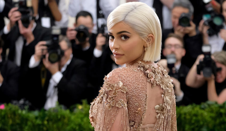 Richtig gelesen: Kylie Jenner besitzt einen begehbaren Kleiderschrank nur für ihre Taschen. Und Taschenliebhaberinnen können gar nicht wegschauen. (Bild: AP Photo)