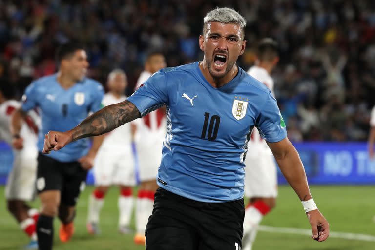 Giorgian De Arrascaeta festeja el gol de Uruguay durante el partido entre el equipo charrúa y Perú, que se disputa en el estadio Centenario, de Montevideo