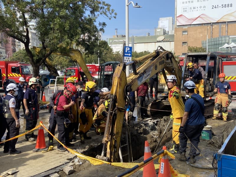 高雄工地工人遭活埋  警消到場救援 高雄市新興區文橫、民生路口1處建案工地28日中午 發生意外，初判為委外廠商工人在地底進行污水接管 工程時，不料土石突然崩落，導致1名工人當場遭活 埋，救護人員到場救援搶救。 中央社記者董俊志攝  112年11月28日 