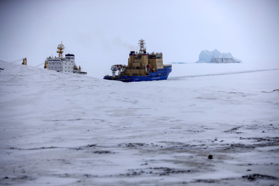 Un rompehielos le abre paso a un barco de carga cerca del puerto de la isla Alexandra Land, en Nagurskoye, Rusia, el 17 de mayo del 2021. (AP Photo/Alexander Zemlianichenko)