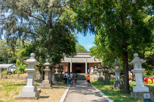 通霄神社充滿歷史味，還有免費的導覽員。（圖／徐酸酸的跑跳人生授權提供）