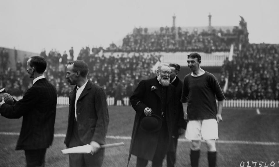 Arthur Kinnaird talks to a football player during a match, circa 1910