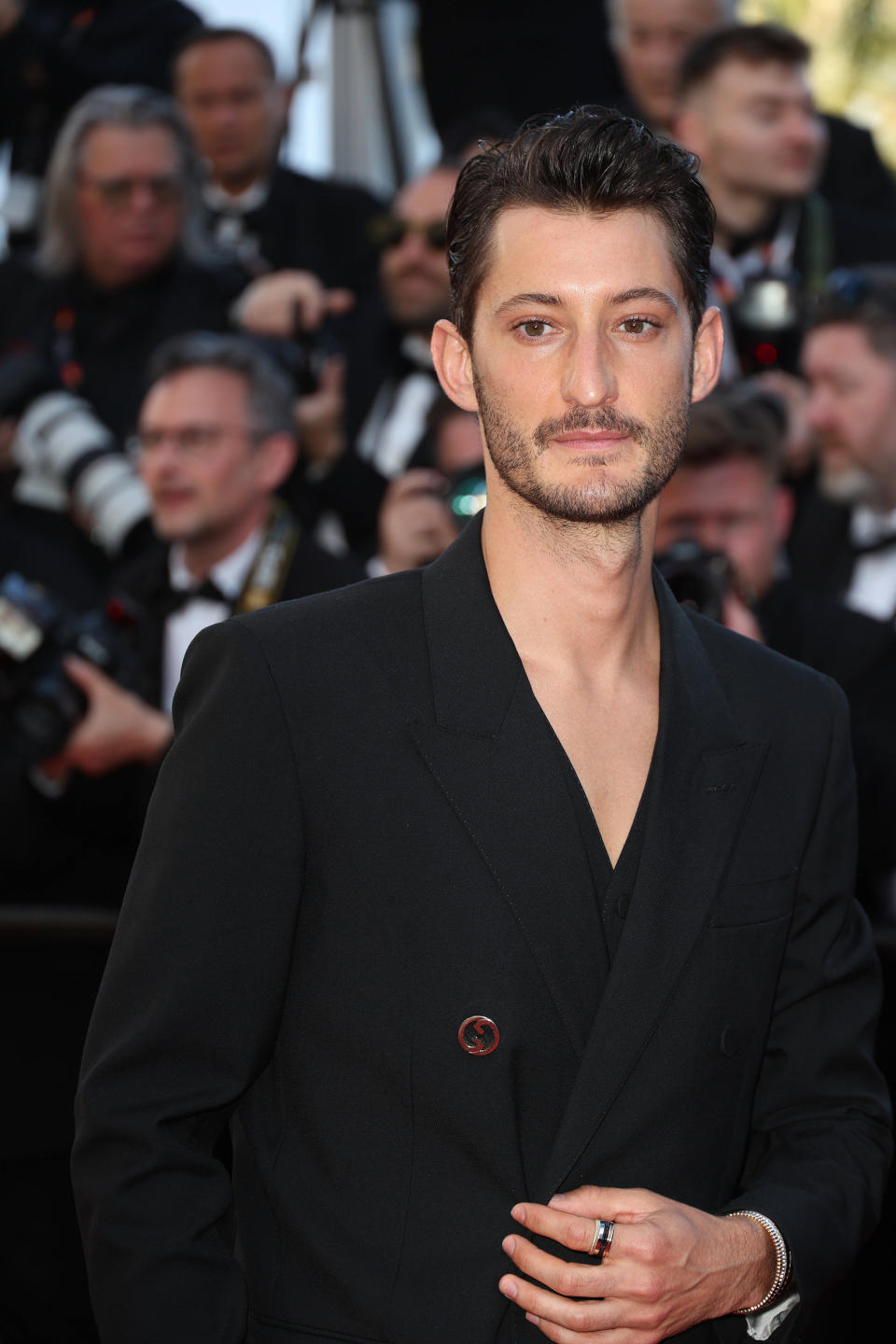 Pierre Niney porte des bijoux Boucheron