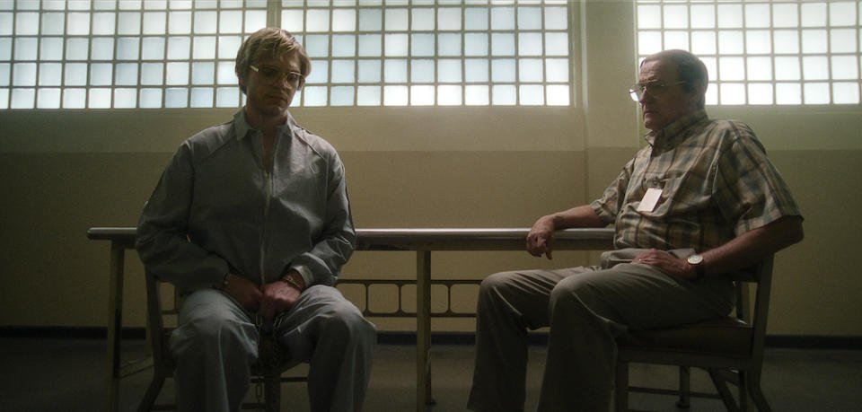 Dahmer. Monster: The Jeffrey Dahmer Story. (L to R) Evan Peters as Jeffrey Dahmer, Richard Jenkins as Lionel Dahmer in episode 108 of Dahmer. Monster: The Jeffrey Dahmer Story. Cr. Courtesy Of Netflix © 2022