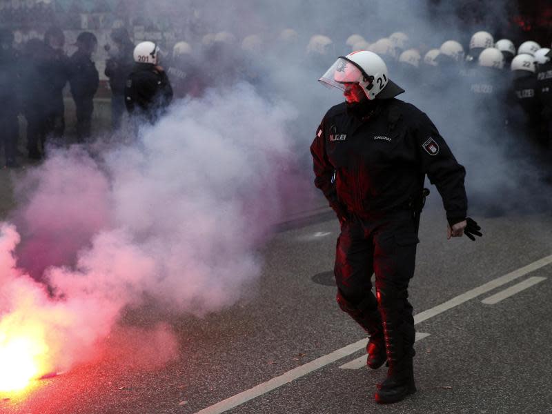 An der Demonstrationsspitze wird Pyro-Technik eingesetzt. Foto: Axel Heimken