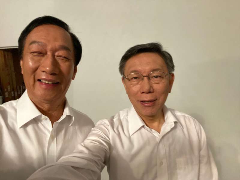 20191002-台北市長、台灣民眾黨主席柯文哲與鴻海創辦人郭台銘2日晚間合體，為子弟兵拍攝競選合照。（台灣民眾黨提供）