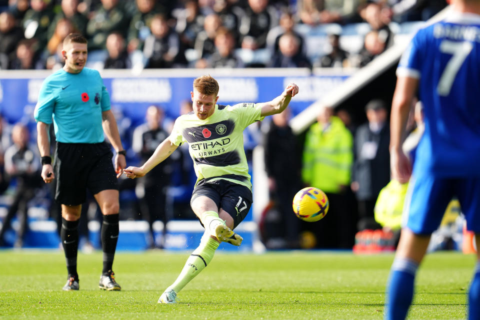 LEICESTER, ENGLAND - OCTOBER 29: Kevin De Bruyne of Manchester City scores their team's first goal during the Premier League match between Leicester City and Manchester City at The King Power Stadium on October 29, 2022 in Leicester, England. (Photo by Matt McNulty - Manchester City/Manchester City FC via Getty Images)