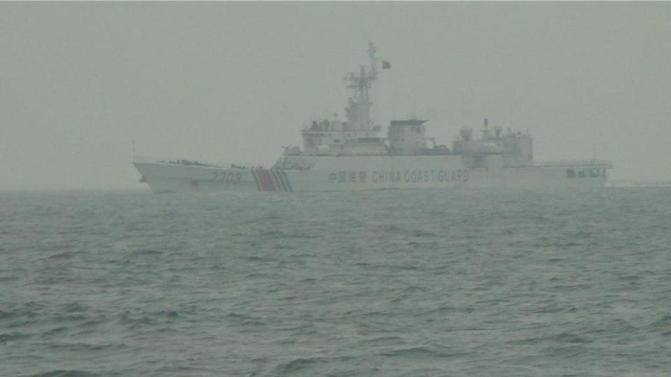 中國海警今（16）日上午再度出動4艘航艦編隊航入金門禁限制水域，海巡署除派立即遣巡防艇對應平行監控外，也對中國海警船進行廣播驅離。(圖／海巡署提供)