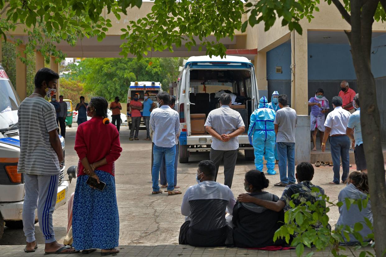 Family members carry out last rites of patients who died of COVID-19 at a hospital in Bengaluru, India (AFP via Getty Images)