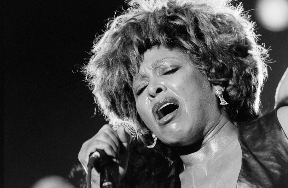 03.09.1993, Schweiz, Basel: Die US-Sängerin Tina Turner singt im St. Jakob Stadion in Basel. (Bild: dpa)