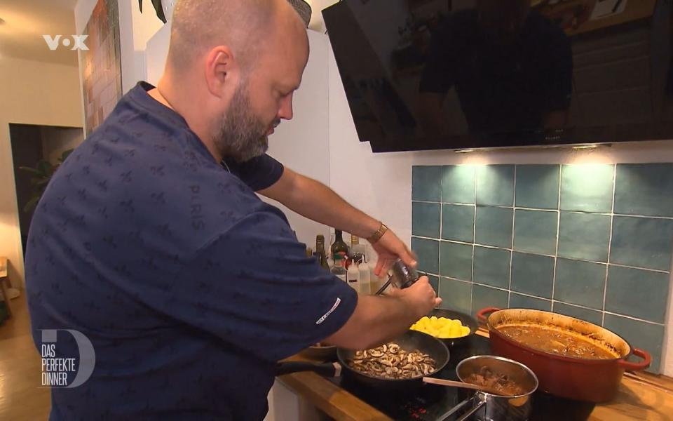 Einmal Veggie, einmal mit Fleisch - Marc ist beim Kochen der Hauptspeise gefordert.
 (Bild: RTL)