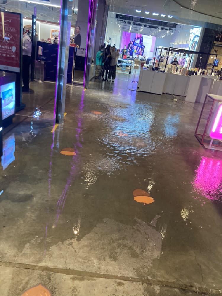 台南市新光三越西門店小西門昨（11／30）日晚間，突然出現積水情形。（圖／翻攝台南式 Tainan Style）