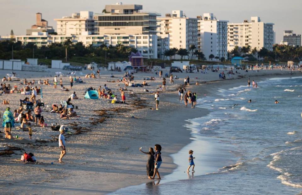 Personas visitan South Pointe Beach, el lunes 27 de febrero de 2023, en Miami Beach, Florida.