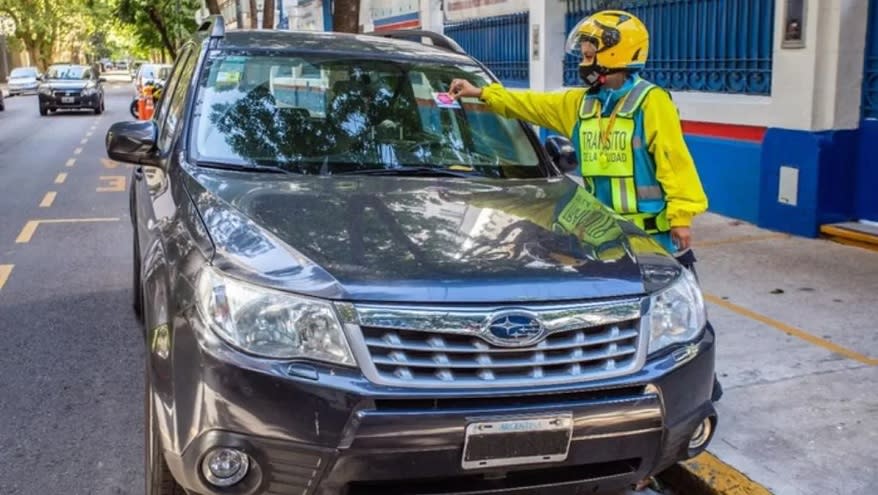 En Capital Federal, una de las infracciones de tránsito más comunes es por mal estacionamiento y cuesta $10.292