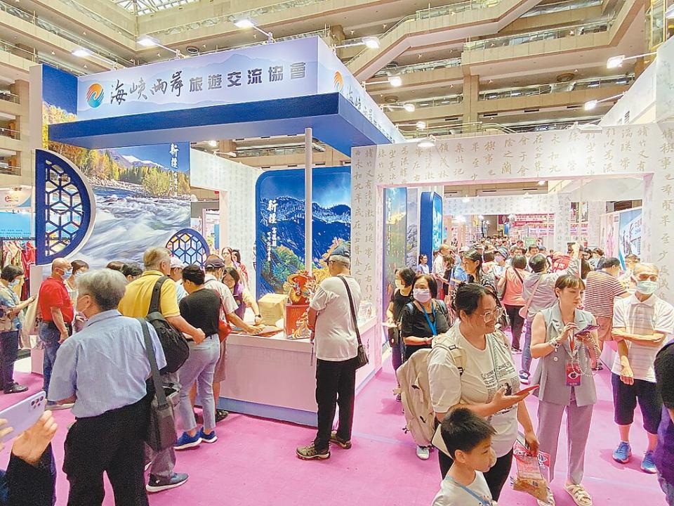 2024台北國際夏季旅展暨海峽兩岸台北夏季旅展7月15日閉幕，民眾把握時間在大陸展攤索取旅遊資訊。（陳祐誠攝）