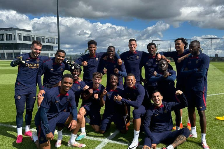 Mbappé, con el grupo de jugadores que se entrenan aparte del plantel; entre ellos está Leandro Paredes