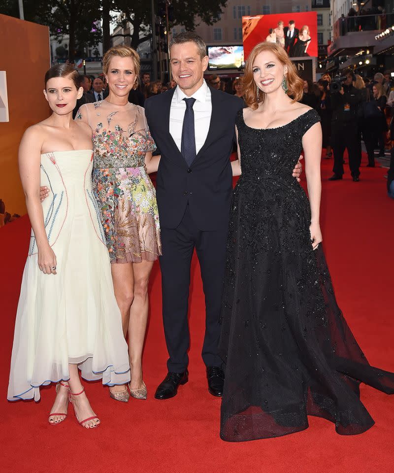 <p>Auch wenn Damon die meisten Szenen des Films alleine drehte, posierte er bei der Premiere des Films in London mit seinen Co-Stars Kate Mara, Kristen Wiig und Jessica Chastain.<i> (Bild: David M. Benett/WireImage)</i></p>