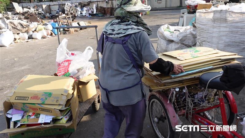 堪稱「彰化超級阿嬤」的瑞玲嬤，靠著撿回收掙錢養大孫子。（圖／記者張雅筑攝）