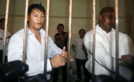 Australians Andrew Chan (L) and Myuran Sukumaran wait in a temporary cell for their appeal hearing in Denpasar District Court in Indonesia's resort island of Bali in this September 21, 2010 file photo. REUTERS/Murdani Usman/Files