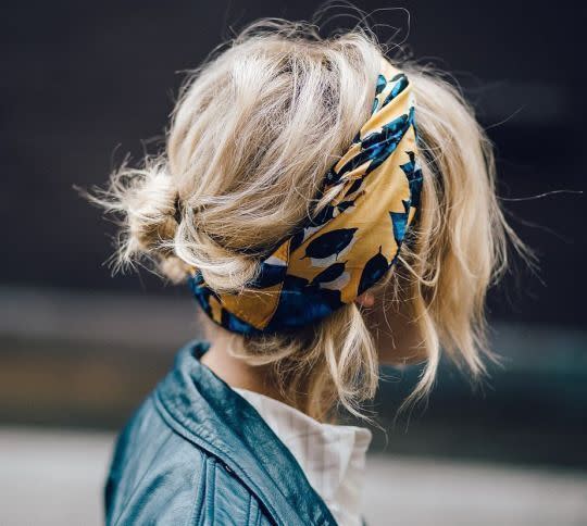 Un chignon et un foulard