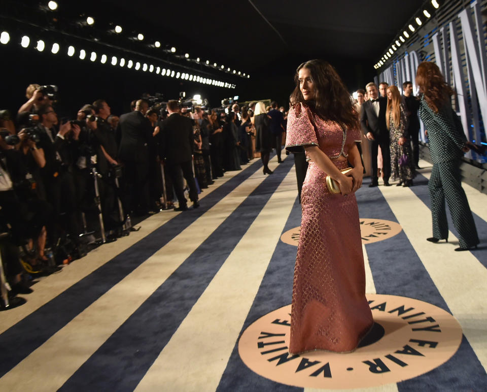 <p>Salma Hayek fue muy criticada por este look que llevó a la fiesta que ofreció la revista Vanity Fair luego de los Premios Oscar. Con este atuendo de falda y chaquetón brillantes, muchos aprovecharon para hacer burlas y algunos hasta compararon su atuendo con la bata de un pugilista/Getty Images </p>